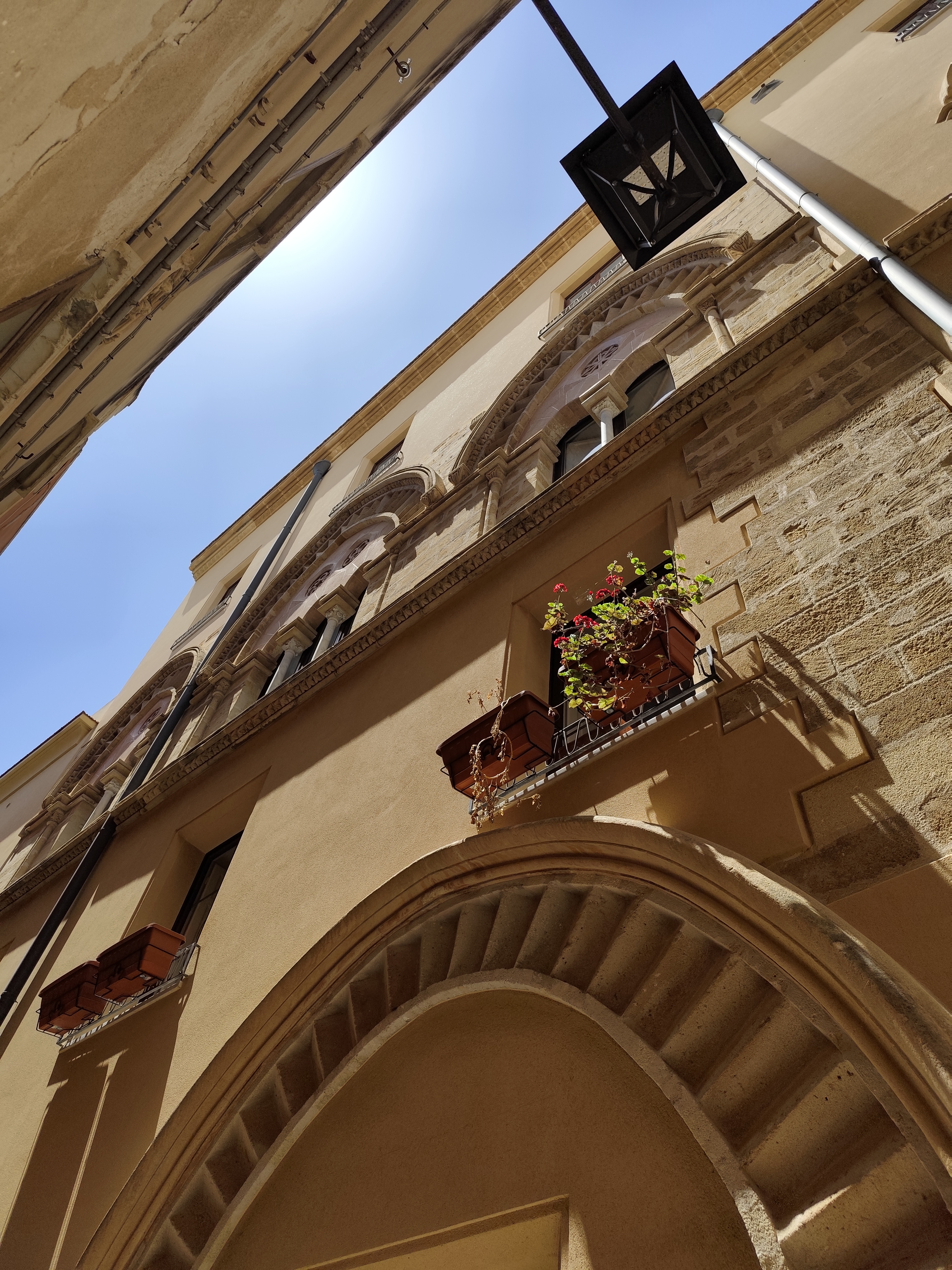 picture of the residual Chiaramonte style patterns in Burgio palace in Trapani